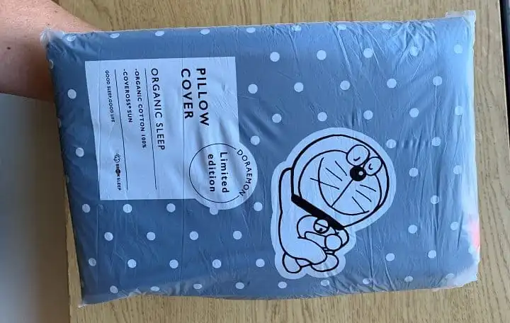 パッケージに入っているドラえもんのブレインスリープピローのピローケース　©眠活はじめました