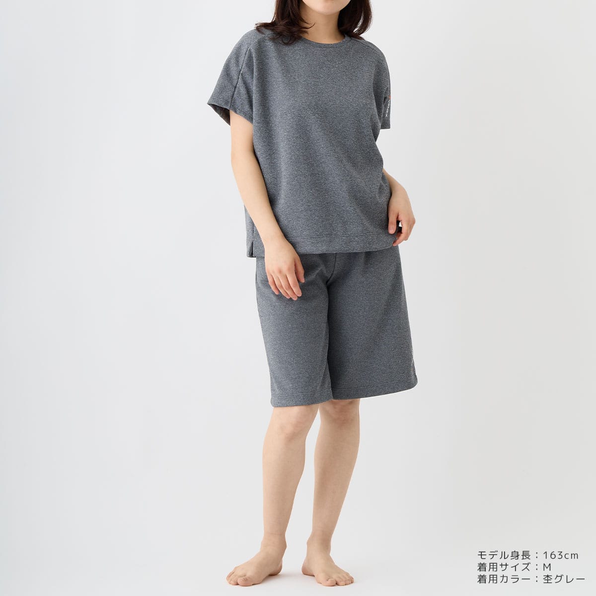 ベネクスのリカバリームーヴ レディースを着た女性モデル