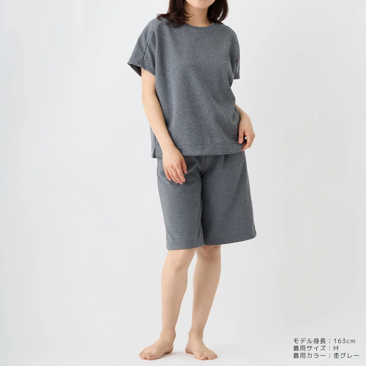 ベネクスのリカバリームーヴ レディースを着た女性モデル