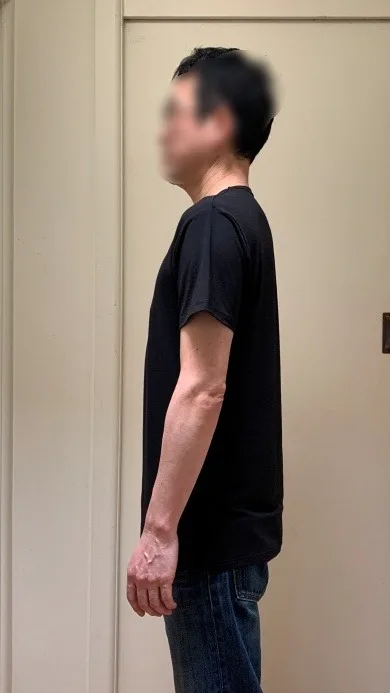 ReD Vネックインナーを着る筆者
©眠活はじめました