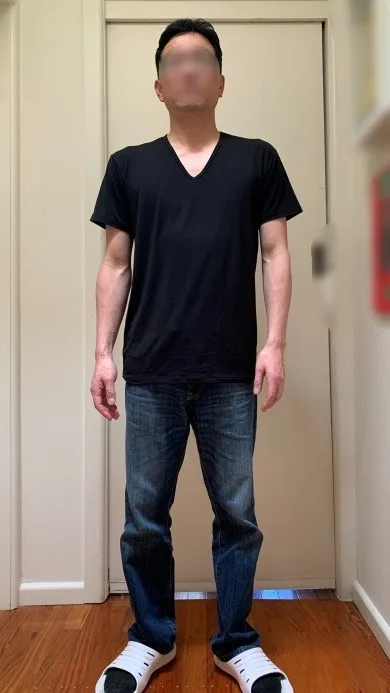 ReD Vネックインナーを着る筆者
©眠活はじめました
