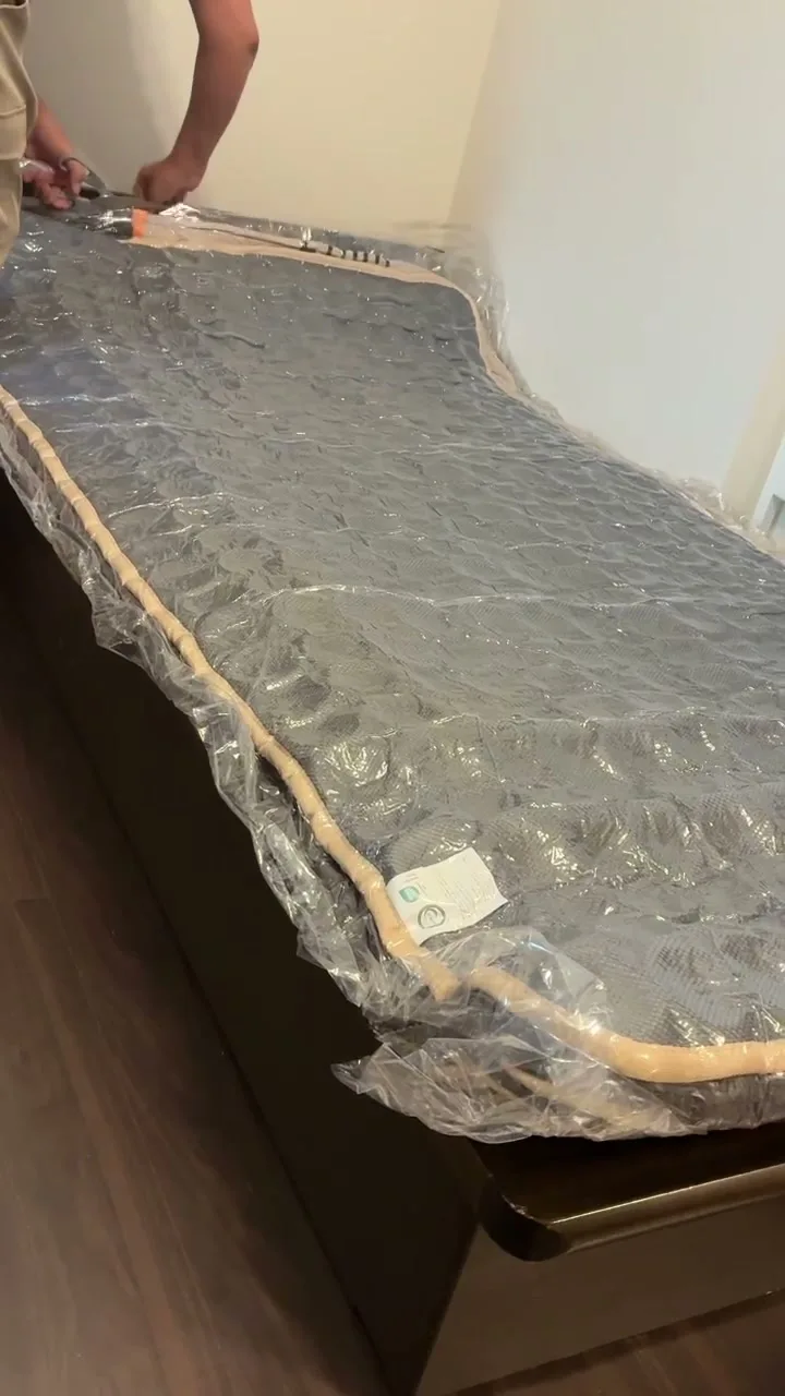 ビニールをかぶせたまま、端から少しずつハサミで切っているところ
