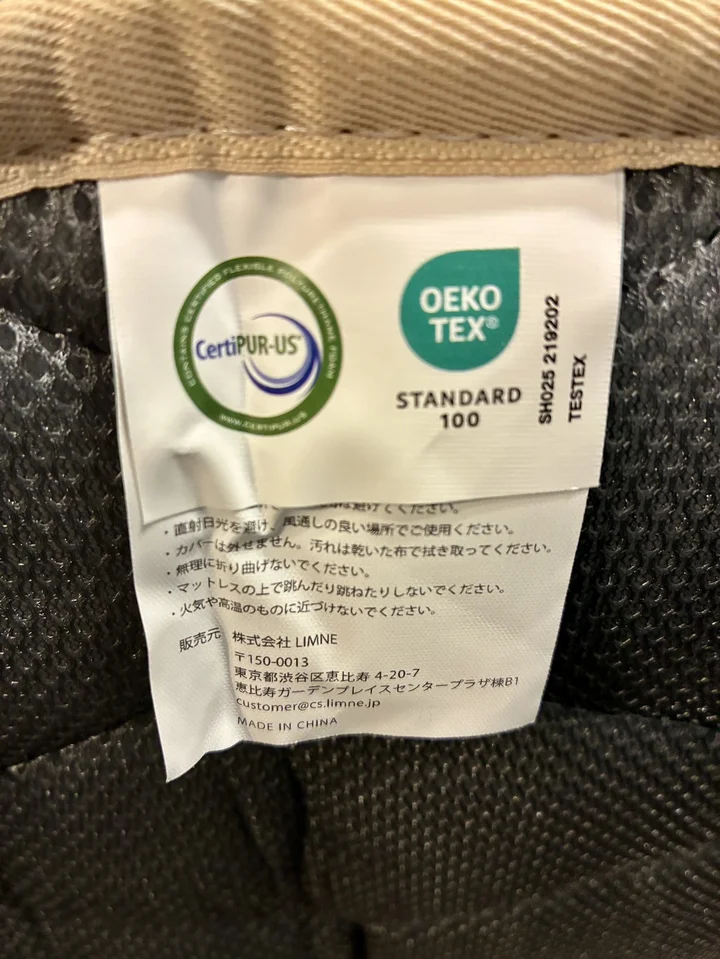 リムネマットレスのタグに付いたCertiPUR-USとOEKO-TEX STANDARD 100の認証マーク