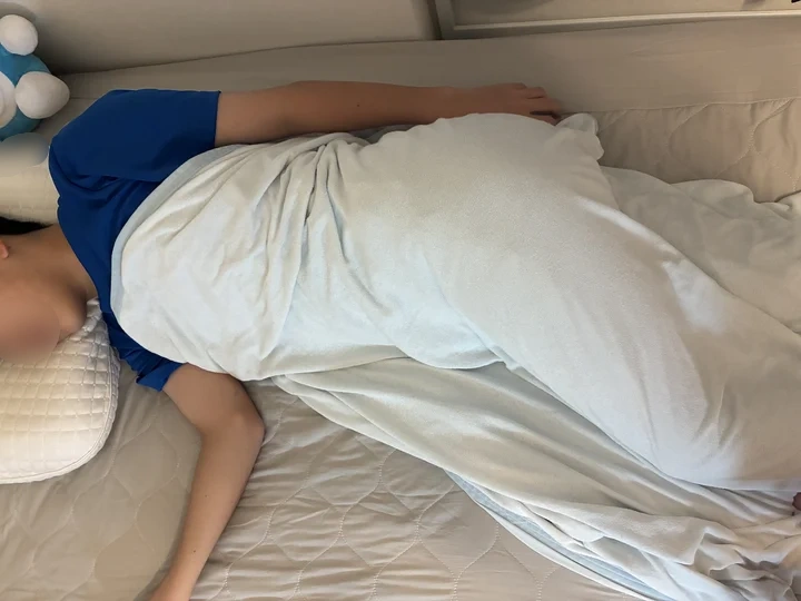 リムネマットレスで横向きに寝ている様子