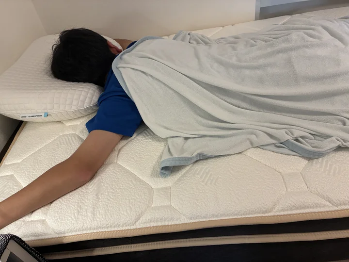 リムネマットレスで布団をかけて寝ている様子