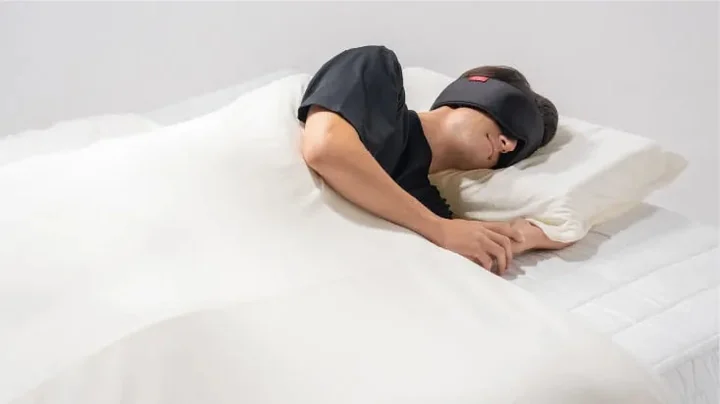 ブレインスリープ アイマスクを着けてベッドで眠っているところ