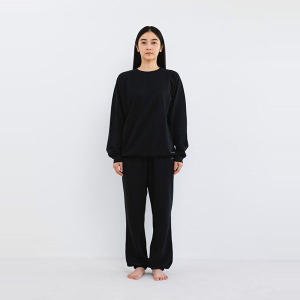 ECLEAR リカバリーウェア 長袖ロングパンツ セット ブラック Mサイズを着用した身長161cmの女性モデル