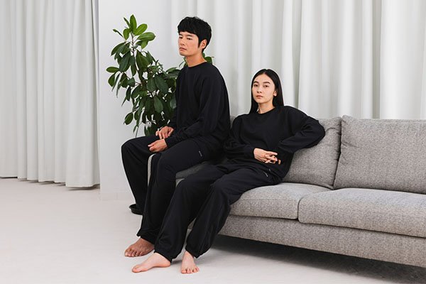 ECLEAR リカバリーウェア 長袖ロングパンツ セット ブラックを着用した身長181cm(Lサイズ)の男性モデルと身長161cm(Mサイズ)の女性モデル