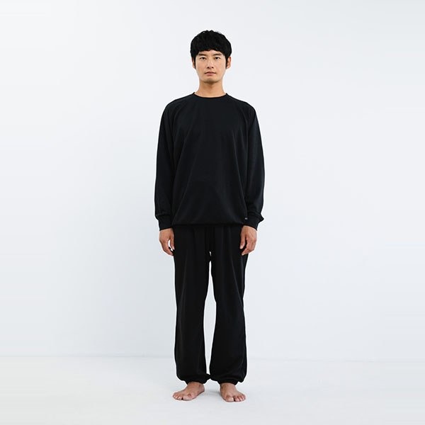 ECLEAR リカバリーウェア 長袖ロングパンツ セット ブラック Lサイズを着用した身長181cmの男性モデル