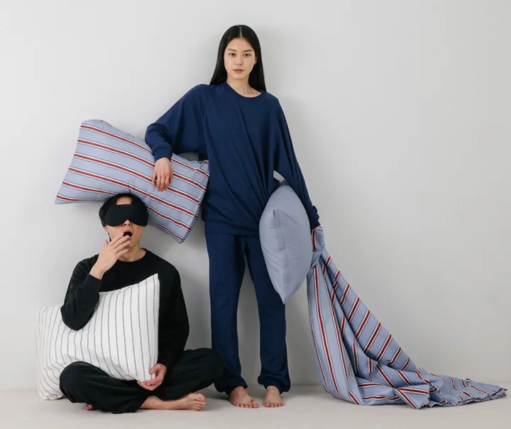 ECLEAR リカバリーウェアを着用した男性(ブラック)と女性(ネイビー)のモデル