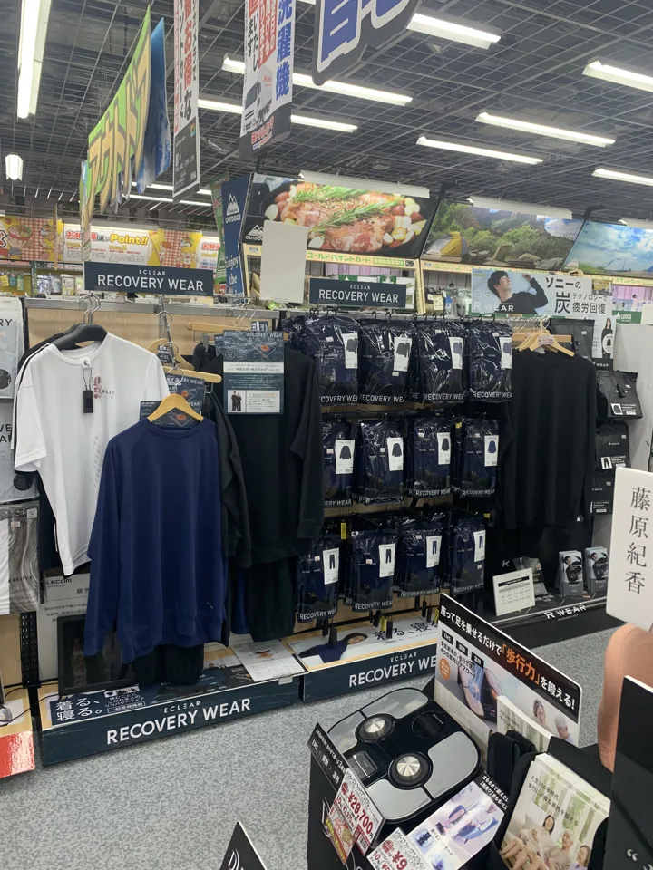 ヨドバシカメラの店頭の ECLEAR RECOVERY WEAR の看板と商品(2026年1月撮影)