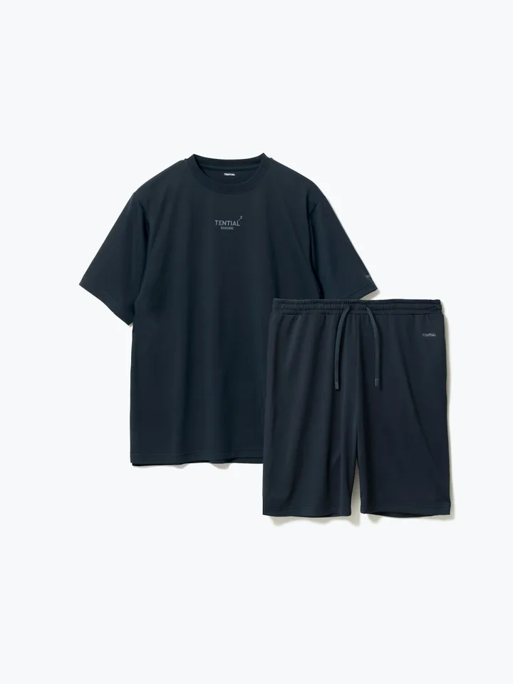 BAKUNE Dry メンズ ネイビーの上下セット（半袖Tシャツ・ショートパンツ）を平置きした写真
